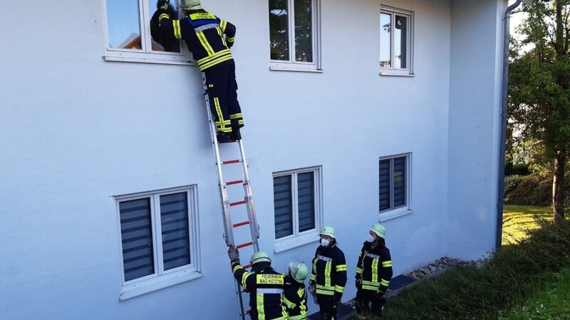 Über tragbare Leitern versuchte sich die FFW Zugang in eine Wohnung zu ermöglichen.