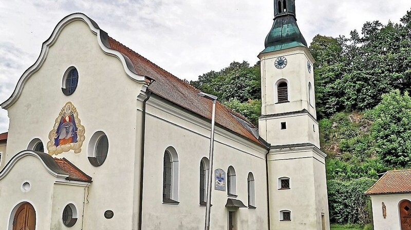 Die Wallfahrtskirche Halbmeile mit Gnadenkapellchen (r.).