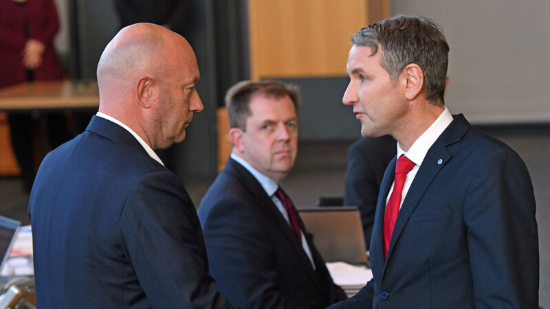 AfD-Fraktionschef Björn Höcke (r.) gratuliert dem frisch gewählten Ministerpräsidenten Thomas Kemmerich.