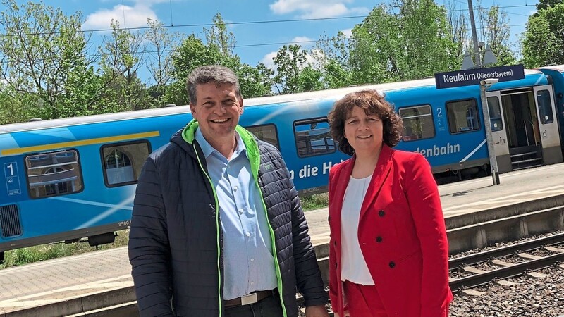 Freuen sich über die hohe Priorität für den Bahnhof: Bürgermeister Peter Forstner und Landtagsabgeordnete Ruth Müller.