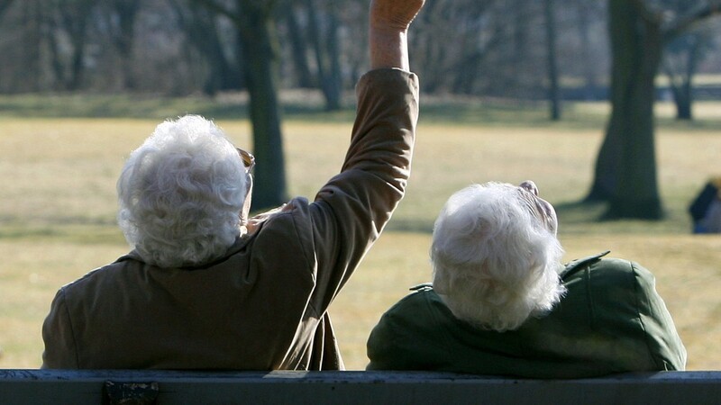 Zwei Rentnerinnen auf einer Bank in Nürnberg. Auch in Bayern ist Altersarmut ein Problem - deshalb braucht es neue Renten-Konzepte.
