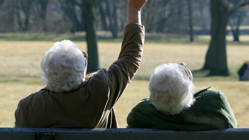 Zwei Rentnerinnen auf einer Bank in Nürnberg. Auch in Bayern ist Altersarmut ein Problem - deshalb braucht es neue Renten-Konzepte.