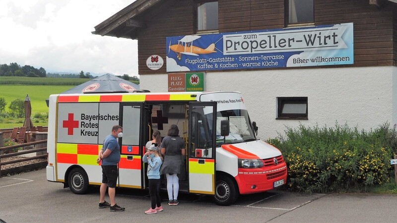 Vor dem Flughafenrestaurant parkte am Samstag das Impfmobil des Bayerischen Roten Kreuzes.