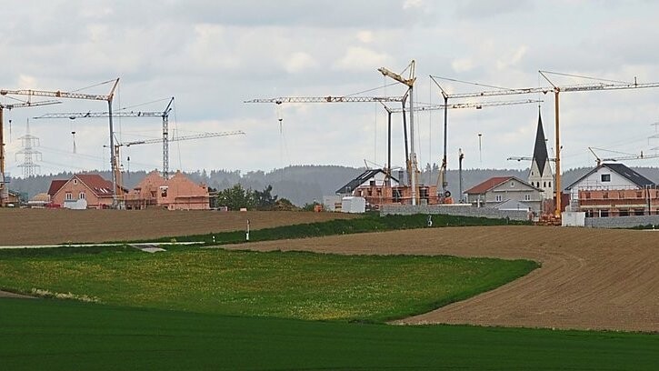 Das zuletzt erschlossene Baugebiet Feldkirchen-Erweiterung ist nahezu vollständig verkauft. Auch die meisten Häuser sind bereits vollendet.
