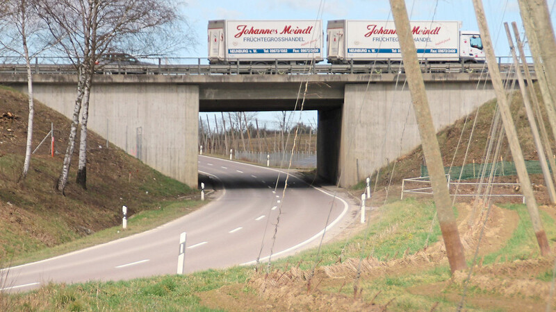 Saniert werden muss die Autobahnbrücke bei Oberempfenbach in Richtung Rottenegg.