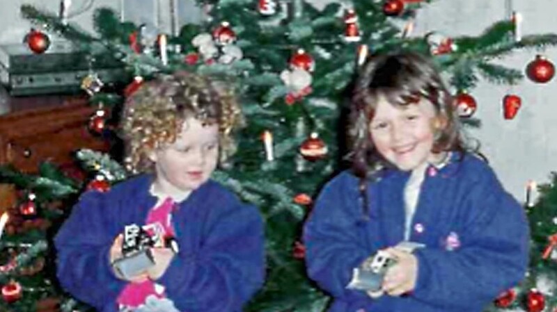 Nicole Bauer (r.) im Alter von vier Jahren mit ihrer Schwester.