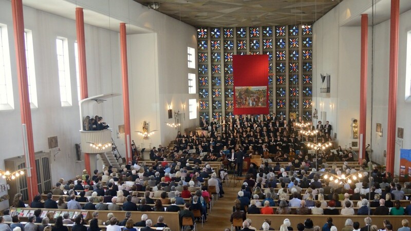 Momentan eine Erinnerung und gleichzeitig etwas zum Freuen in noch nicht absehbarer Zukunft: Die Kirche St. Josef im Festgewand beim Kammerchor-Konzert.