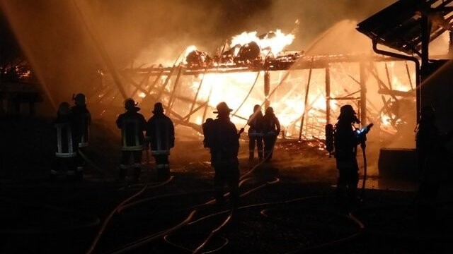 In Velburg ist am Sonntagabend auf einem Bauernhof ein Brand ausgebrochen.
