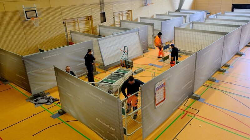 Zwei Turnhallen wurden in Straubing als Notunterkünfte vorbereitet.