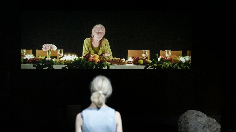 Ursina Lardi mit Helga Bedau (im Video) in Milo Raus "Everywoman" bei den Salzburger Festspielen.