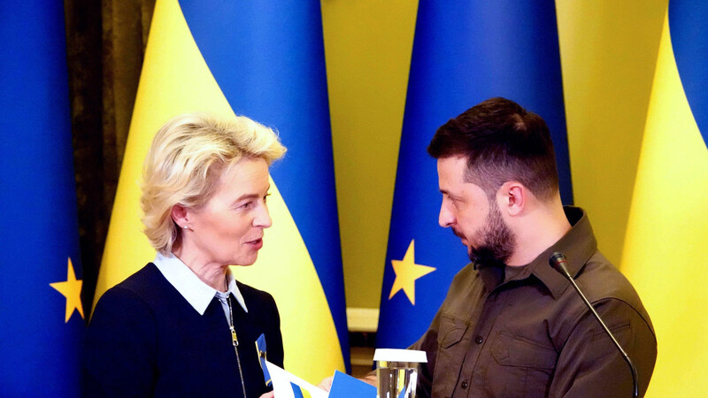 EU-Kommissionspräsidentin Ursula von der Leyen (l.) im gespräch mit Wolodymyr Selenskyj, Präsident der Ukraine.