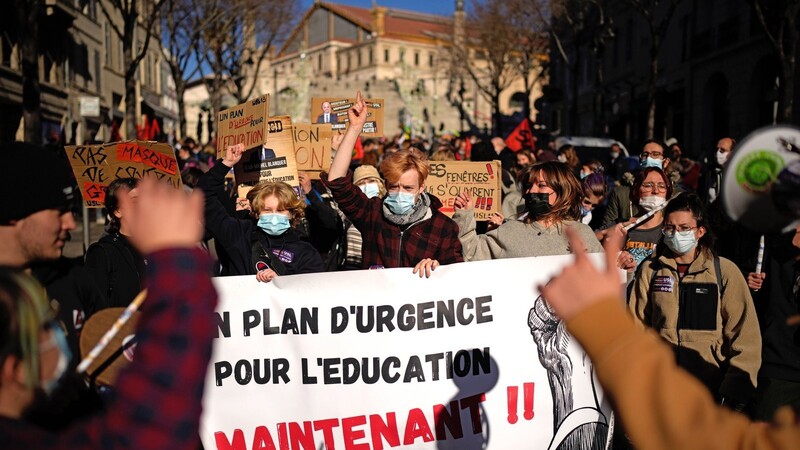 Ein Student hält ein Transparent mit der Aufschrift "Ein Notfallplan für die Bildung jetzt!" während einer Demonstration in Südfrankreich. Französische Lehrkräfte haben aus Protest gegen die Corona-Politik der Regierung in zahlreichen Städten die Arbeit niedergelegt.