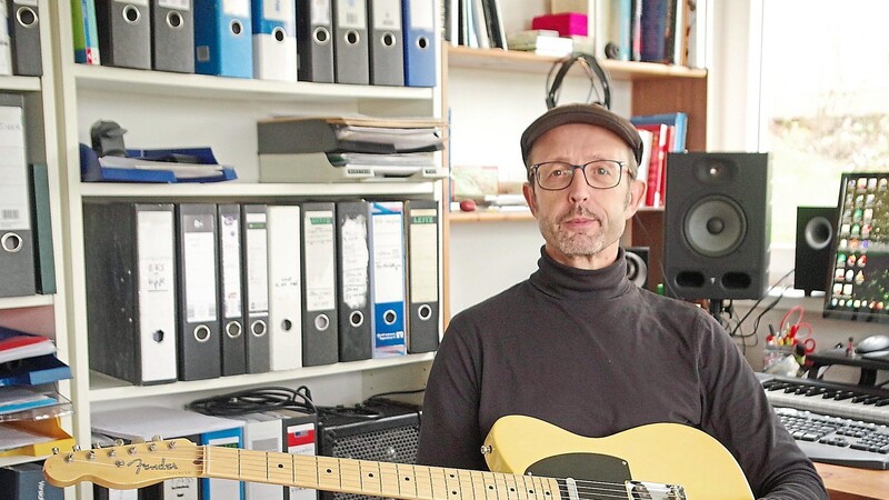 Der Musiker, Pädagoge und Wahl-Wörther Klaus Floßmann hat sich im Alter von 20 Jahren unsterblich in die Gitarre verliebt. "Inzwischen sind wir schon 33 Jahre zusammen", sagt er. Zu sehen ist er hier mit seiner "Blonden".