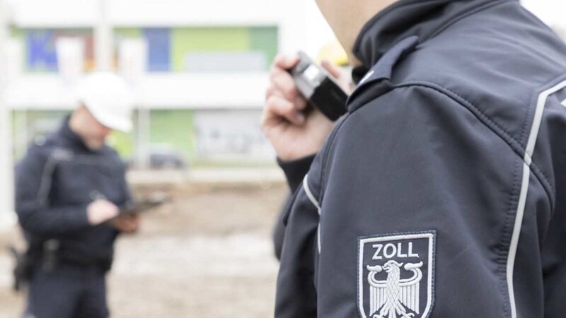 Insgesamt führten 37 Zöllner 122 Personenbefragungen und zehn Geschäftsunterlagenprüfungen durch.