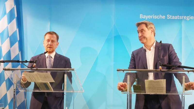 Markus Söder (r, CSU) und Michael Kretschmer (CDU) bei einer Pressekonferenz.