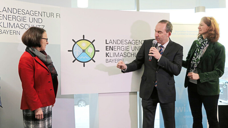 Das Symbol der neuen Landesagentur für Energie und Klimaschutz stellte Minister Hubert Aiwanger mit Landrätin Tanja Schweiger (Freie Wähler, r.) und Bürgermeisterin Gertrud Maltz-Schwarzfischer (SPD) vor.