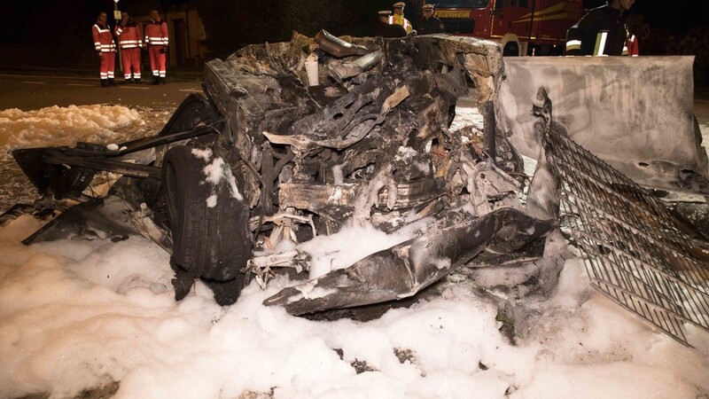 Von dem BMW 340i blieben nur noch verkohlte Reste. Darin verbrannten ein Mann aus dem Landkreis, ein Nigerianer sowie eine Chinesin.