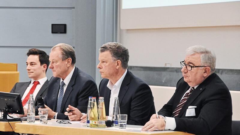 Diskussionsrunde (von li. nach re.) mit Lukas Brand (Ruhr-Universität Bochum), Dr. Frank Meik (Chair des Panels), Dr. Paul-Bernhard Kallen (CEO Burda) und Prof. Dr. Dieter Spath (Präsident acatech).