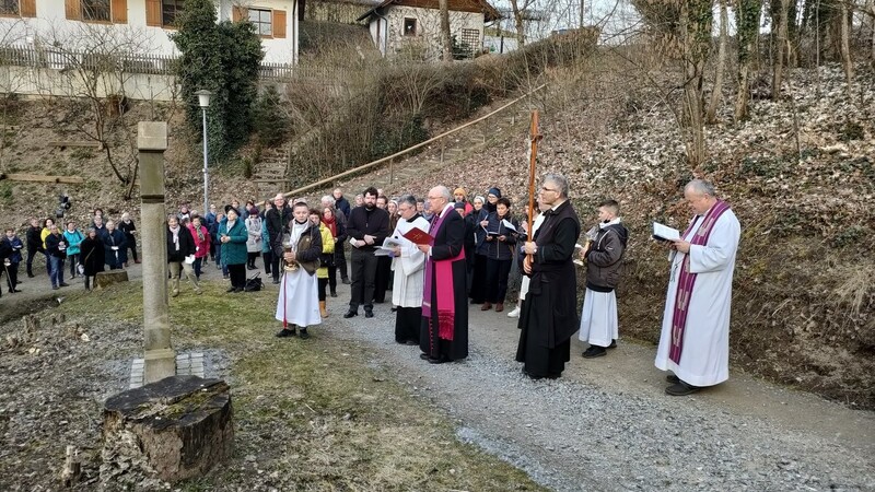 Gemeinsam mit Bischof Rudolf Voderholzer beteten die Gläubigen den Kreuzweg zur Wallfahrtskirche auf den Bogenberg hinauf, wo im Anschluss eine eucharistische Andacht gefeiert wurde.