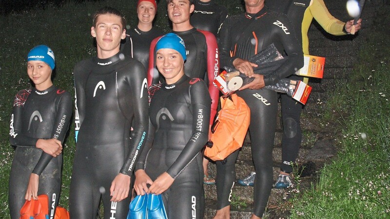 Neun Fackelschwimmer des Schwimmvereins zauberten gemeinsam mit zehn Booten des Kanuclubs bunte Lichter in die Nacht
