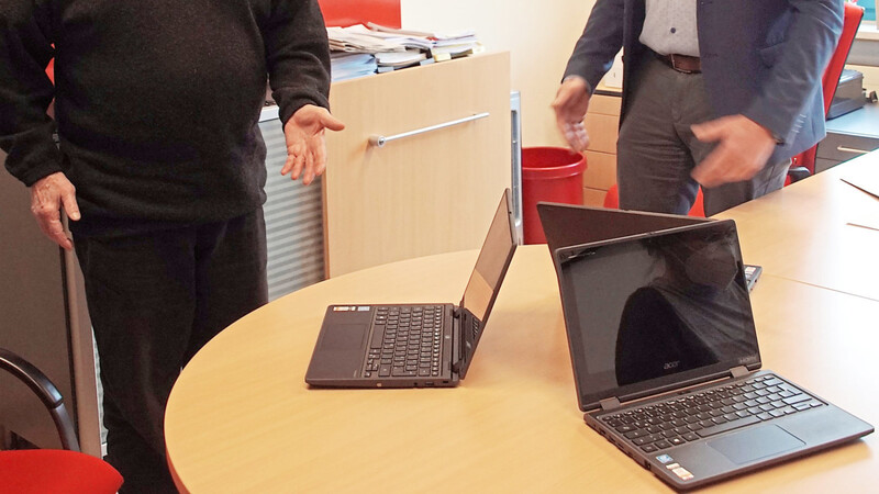 Fördervereinsvorsitzender Herbert Schötz (links) übergab die Laptops an Rektor Martin Voggenreiter.