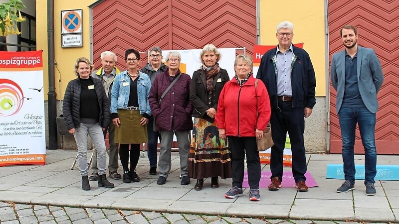 Am Freitagvormittag informierte die Hospizgruppe Dingolfing/Landau am Marienplatz über ihr Unterstützungsangebot. Die Senioren-Kontaktstelle des Landratsamts sowie der Seniorenbeirat waren auch vertreten.