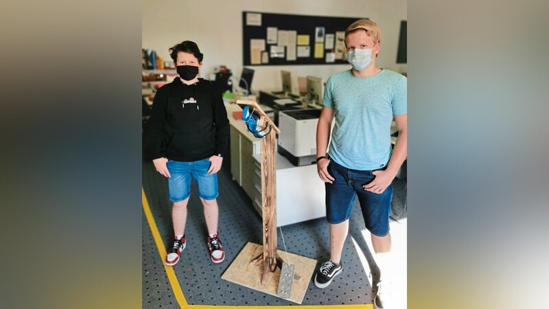 Die Neuntklässler Korbinian Friedl und Maximilian Kammermeier der Jakob-Sandtner-Realschule haben im Fach Technisches Zeichnen einen Desinfektionsmittelspender mit Fußpedal entworfen und gebaut.