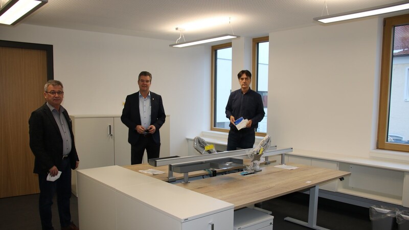 Geschäftsleiter Hofmeister, Bürgermeister Schmalhofer und Stadtbaumeister Pfauntsch in einem der Büros, das bereits mit neuen Möbeln bestückt ist.