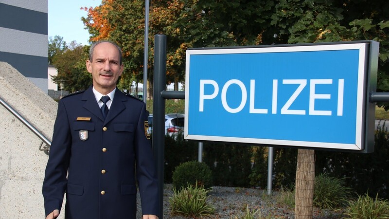 Polizeihauptkommissar Elmar Kastl vor der Plattlinger Inspektion in der Bahnhofstraße.