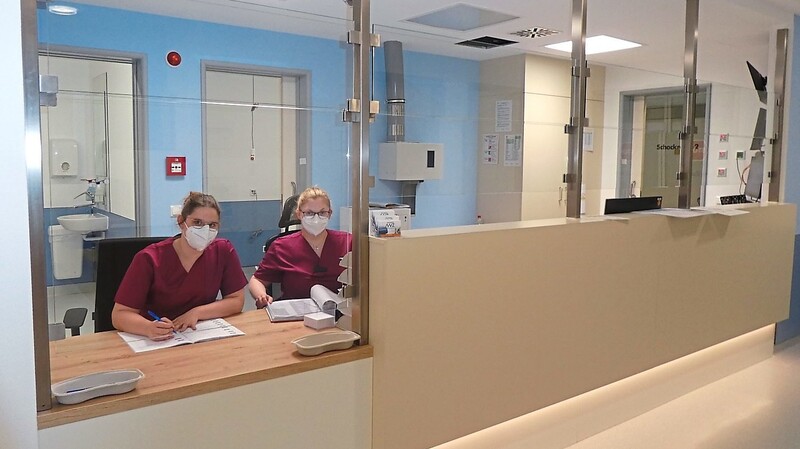Die freundlichen Damen in der neuen Notaufnahme der Goldberg-Klinik warten auf ihre Patienten.
