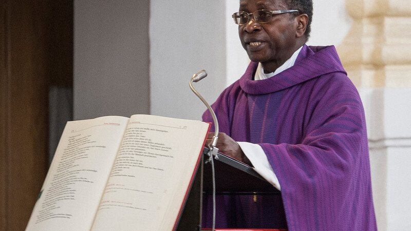 Der aus dem Kongo stammende Pfarrer Olivier Ndjimbi-Tshiende ist nach rassistischen Beschimpfungen und Morddrohungen zurückgetreten.