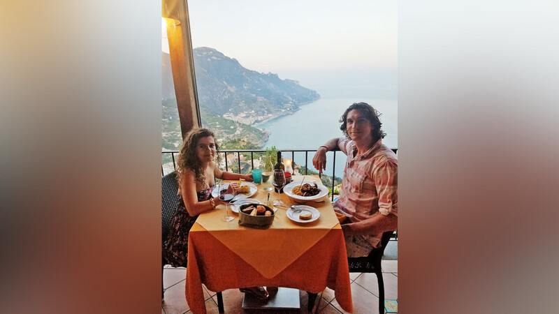 Frische Meeresfrüchte, ein gutes Glas Rotwein und ein wunderschöner Ausblick: Antoine Laganière und Freundin Melissa verstehen sich auf la dolce vita.