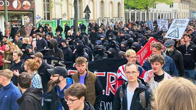 Die Demonstranten laufen zum sogenannten Revolutionären 1. Mai in einem Block formiert durch Berlin-Neukölln. Eine "Einkesselung" habe die Polizei betrieben, wird später der Vorwurf der Demonstranten lauten.