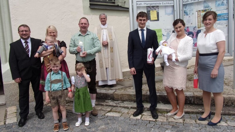 Diese zwei Kinder taufte am Sonntag Pfarrer Josef Pöschl.