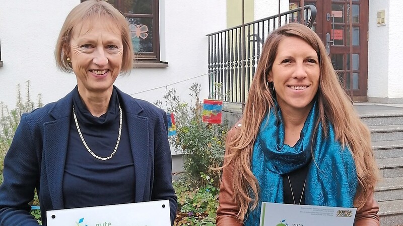 Schulrektorin Brigitte Ascher (l.) und stellvertretende Schulleiterin Verena Parchatka freuen sich über die Auszeichnung "gute gesunde Schule Bayern" durch das Bayerische Staatsministerium für Unterricht und Kultus und das Ministerium für Gesundheit und Pflege.