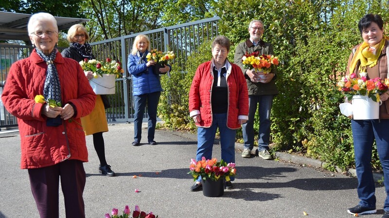 Vor drei örtlichen Einzelhandelsbetrieben positionierten sich VdK-Mitglieder und überreichten so 300 Rosen an freudig überraschte Bürger.