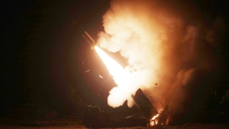 Eine Rakete wird während einer gemeinsamen Militärübung zwischen den USA und Südkorea abgefeuert.
