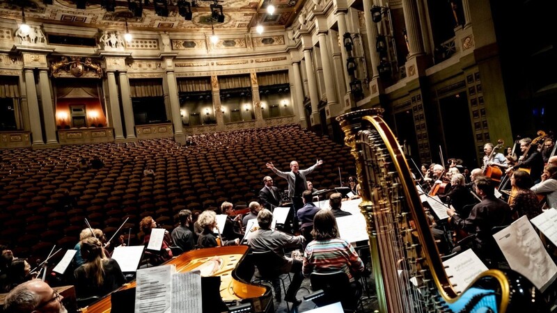 Das Gürzenich-Orchester Köln und sein Generalmusikdirektor François-Xavier Roth bei einer Probe vor dem Konzert im Prinzregententheater.