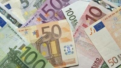 Ein Syrer hat in Neutraubling 250 Euro gefunden und die Geldscheine bei der Polizei abgegeben (Symbolbild).