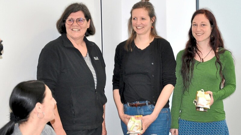KJR-Vorsitzende Kirsten Reiter (von links) bedankte sich bei den Referentinnen der neuen Jugend-Suchtberatung von Caritas und Landkreis Kelheim "Retox", Kathrin Brunig und Katharina Pfaff.
