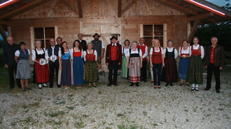 Die geehrten Mitglieder mit Vorsitzender Carina Böse, zweitem Vorsitzenden Siegfried Ertl (r.), ARGE-Sprecher Helmut Ostermeier (M.), Pfarrer Schober (l.) und Bürgermeisterin Rosemarie Maurer (5.v.r.).