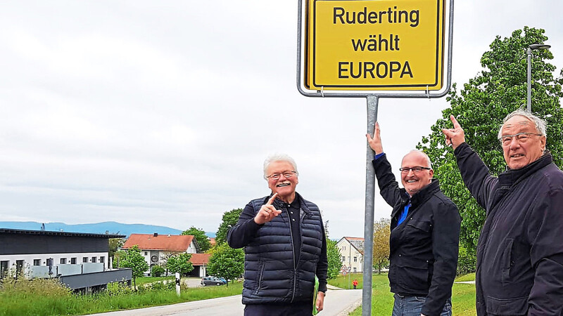 Beim Aufstellen noch guter Dinge: Konrad Kobler (l.), Bezirksvorsitzender der Europa-Union, sein Vize Joachim Rübenach (r.) und Bürgermeister Rudolf Müller.