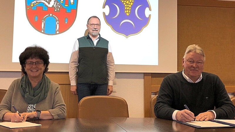 Bürgermeisterin Liane Sedlmeier und der Winzerer Amtskollege Jürgen Roith unterzeichnen im Beisein von Markus Vierthaler, Leiter des Standesamts Osterhofen, die Zweckvereinbarung, zur Standesamtübernahme.