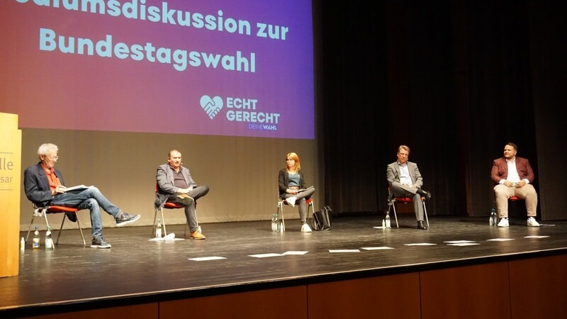 Rudi Schöberl (Die Linke) (von links), Max Straubinger (CSU), Marlene Schönberger (Grüne), Werner Schießl (Freie Wähler) und Severin Eder (SPD).