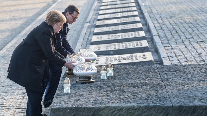 Angela Merkel gemeinsam mit dem polnischen Ministerpräsidenten Mateusz Morawiecki beim Gedenken in Auschwitz.