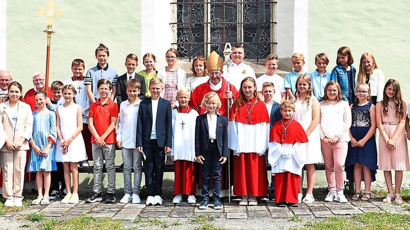 15 Mädchen und zwölf Jungen feierten in der Pfarrkirche St. Vitus in Neuhausen das Sakrament der Firmung.