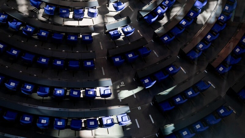 Durch das Lobbyregister soll nun etwas mehr Licht in die Hinterzimmer des Bundestags gebracht werden.