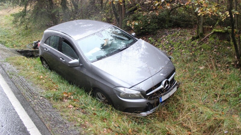 Der Mercedes des Unfallverursachers landete im Graben