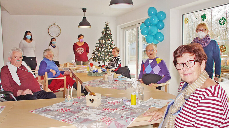 Der weihnachtlich dekorierte Aufenthaltsraum ist das Herzstück der neu eröffneten Tagespflege in Oberachdorf. Bis zu acht Senioren nehmen das Angebot bereits wahr. Die kompetente Betreuung sei jederzeit sichergestellt, betont Geschäftsführerin Rita Koeppelle (stehend rechts).