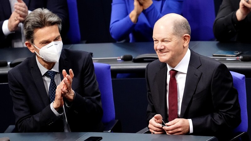 Rolf Mützenich (l), Vorsitzender der SPD-Bundestagsfraktion, applaudiert Olaf Scholz nach seiner Wahl zum Bundeskanzler.
